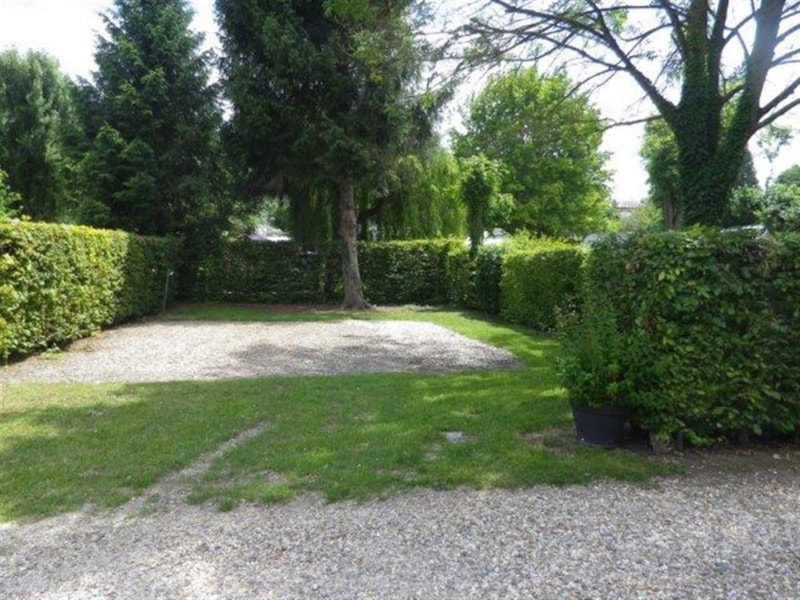 Emplacement (caravane ou camping-car / 1 voiture) + 1 adulte inclus