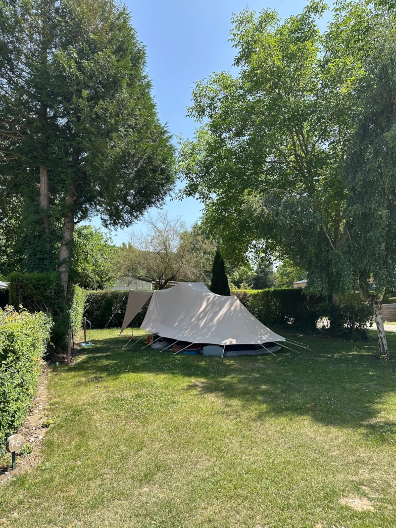 Emplacement tente (sur herbe) + 1 adulte inclus