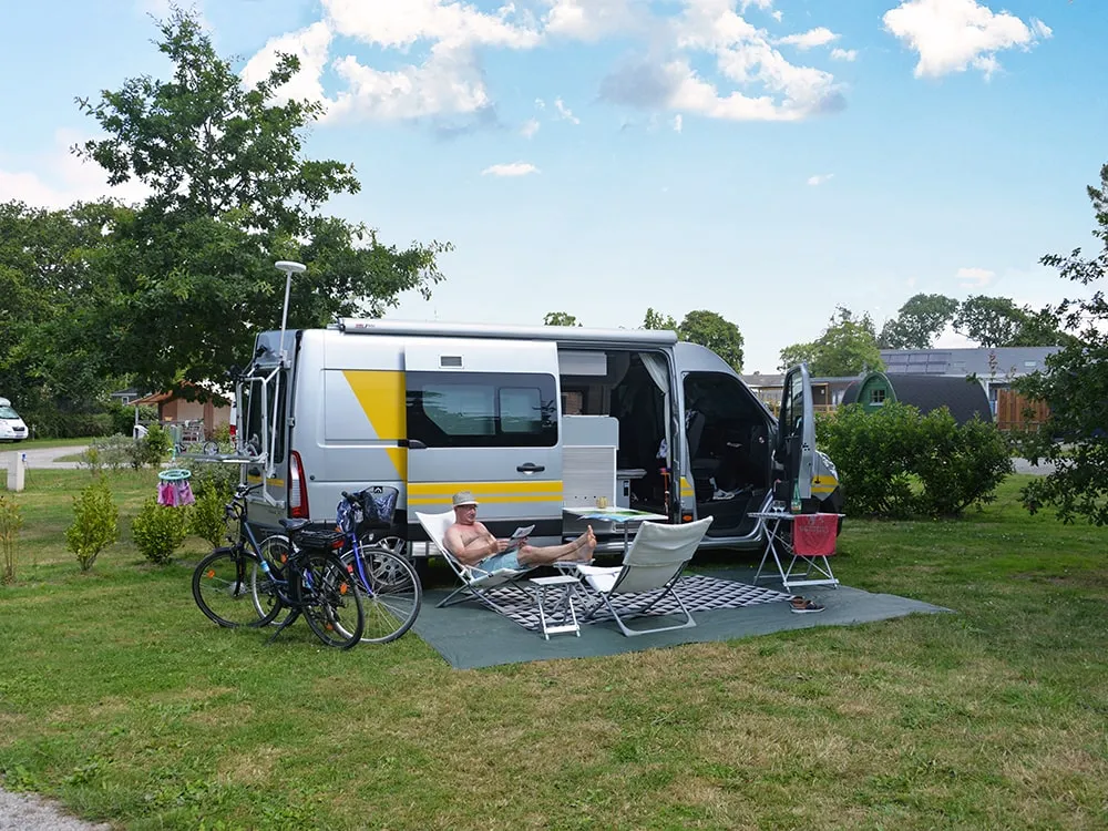 Camping pitch package for 1 or 2 pers., for 1 tent, 1 caravan or 1 motorhome, 1 vehicle, électricity included