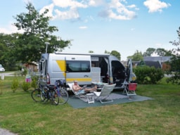 Pitch - Camping Pitch Up To 6P - Tent, Caravan Or Motorhome, 1 Vehicle, Electricity Incl. Price For 2P - Camping Ker Eden