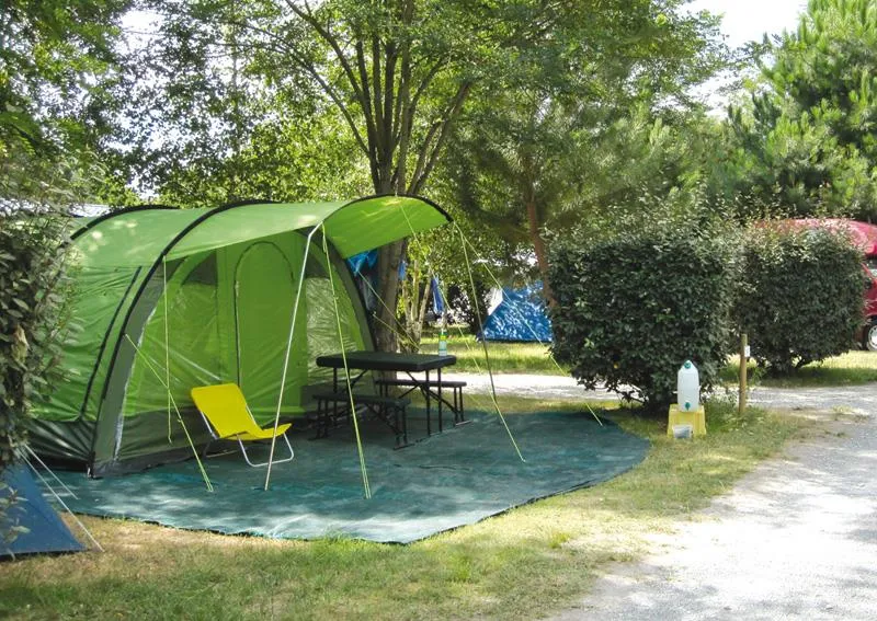 Standplaats : auto + tent of caravan of kampeerauto