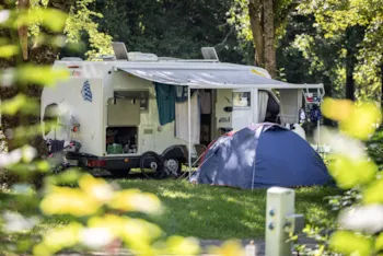 Stellplatz - Stellplatz Komfort (Zelt, Wohnwagen, Wohnmobil / 1 Auto / Strom 10A) - Flower Camping de Rouffiac