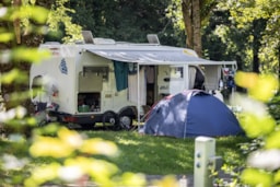 Kampeerplaats(en) - Basisprijs Comfortplaats (1 Tent, Caravan Of Camper / 1 Auto / Elektriciteit 10A) - Flower camping de Rouffiac