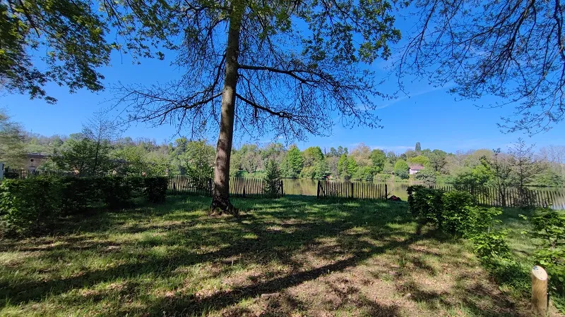 Emplacement Bord De Rivière (1 Tente, Caravane Ou Camping-Car / 1 Voiture / Électricité 10A)