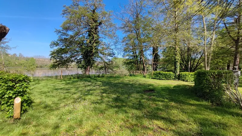 Emplacement Bord De Rivière (1 Tente, Caravane Ou Camping-Car / 1 Voiture / Électricité 10A)