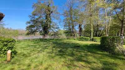 Privilège Premium - Riverside (1 tent, caravan or motorhome / 1 car / electricity)