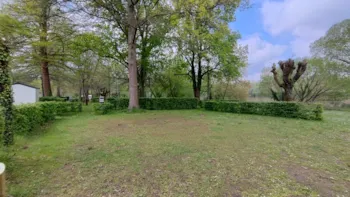 Kampeerplaats(en) - Basisprijs Comfortplaats (1 Tent, Caravan Of Camper / 1 Auto / Elektriciteit 10A) - Flower Camping LES BERGES DE LA DORDOGNE