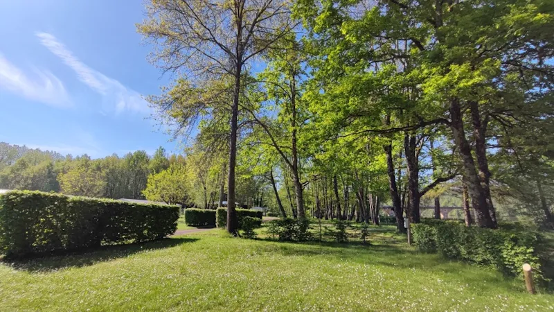 Emplacement Confort - (1 Tente, Caravane Ou Camping-Car / 1 Voiture / Électricité 10A)