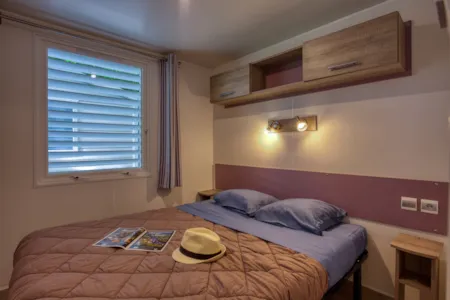 Accommodation - Mobil-Home Confort 32M² Malaga - 3 Chambres + Terrasse Couverte, Clim, Tv, Lave-Vaisselle - Flower Camping LES BERGES DE LA DORDOGNE