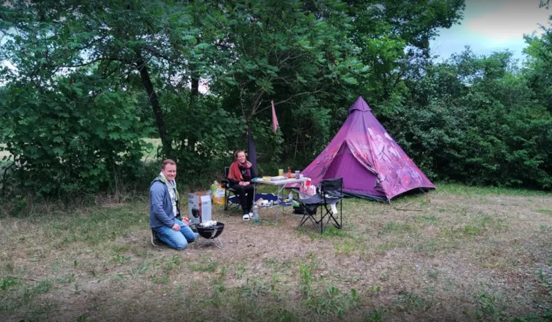 Forfait Camping (Emplacement, 2 Personnes, 1 Véhicule) 2/6 Pers