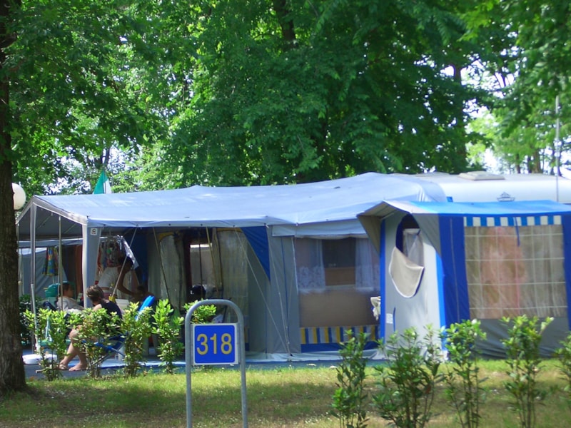 Standplaats Laguna 60/80m² - tent / caravan of kampeerauto + elektriciteit