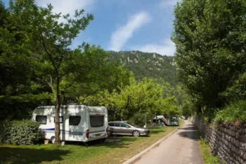 Stellplatz - Stellplatz Komfort : Auto + Zelt/Wohnwagen Oder Wohnmobil + Strom - Camping Le Capelan
