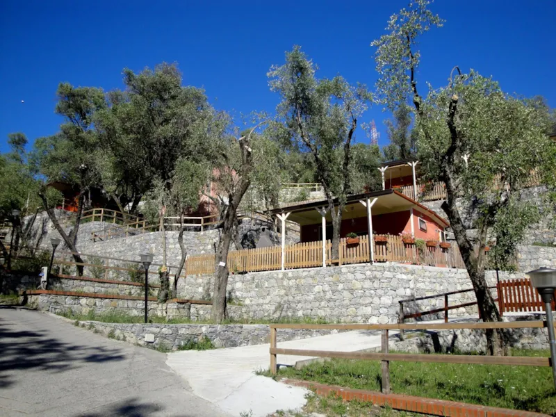 Emplacement : Camping-Car + Électricité 3A + Wifi