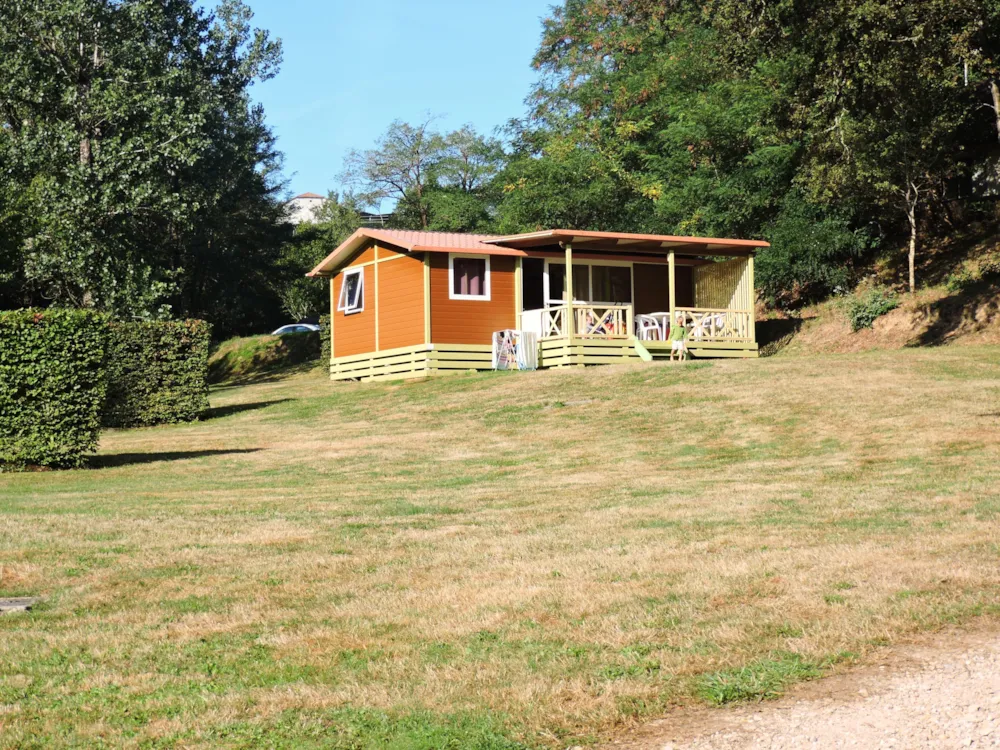 Mietunterkunft - Hütte Samoa Confort 35M² (3 Zimmer) + Überdachte Terrasse + 2 Liegestühle - Camping Domaine La Plage du Garoustel
