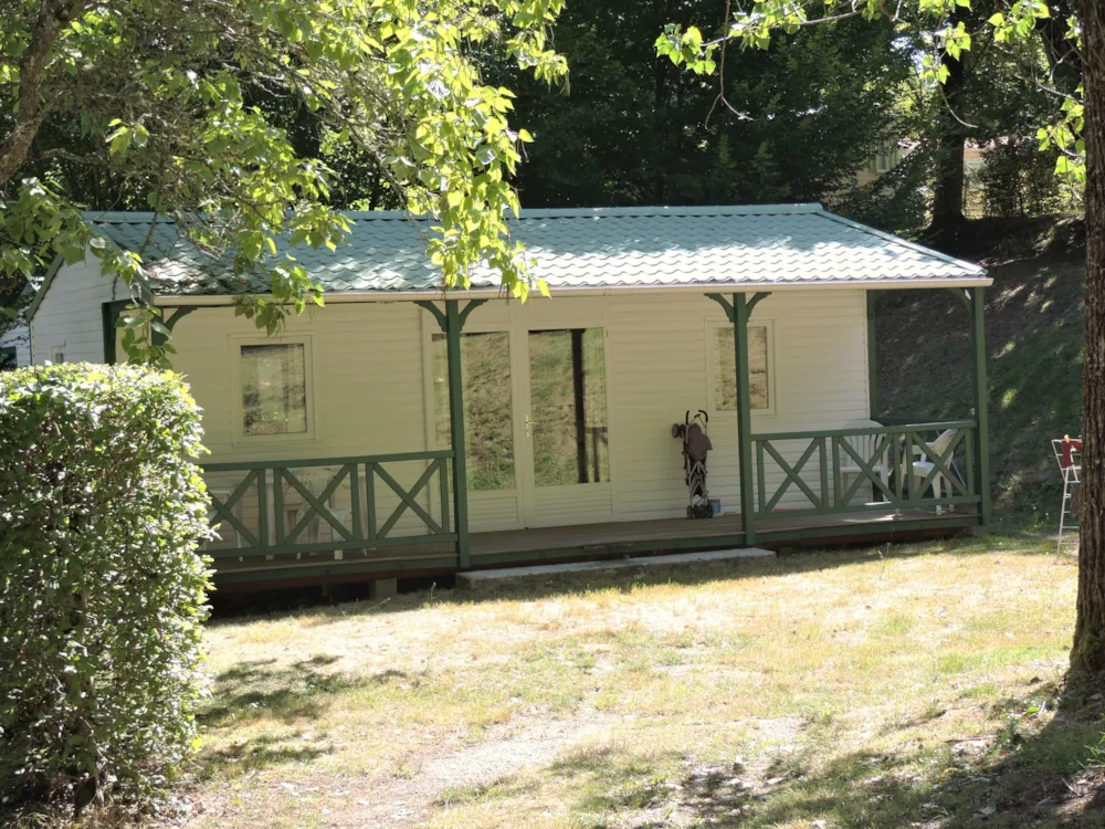 Mietunterkunft - Hütte Alizé Confort+ 32M² (3 Zimmer) + Überdachte Terrasse + Spülmaschine + 2 Liegestühe - Camping Domaine La Plage du Garoustel