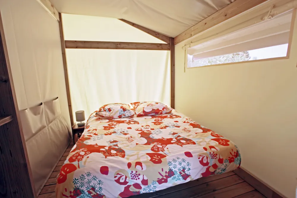 Mietunterkunft - Zeltbungalow 30 M² (2 Zimmer, Badezimmer Und Pantryküche) + Überdachte Terrasse - Camping Domaine La Plage du Garoustel