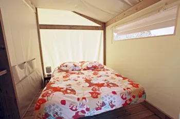 Accommodation - Canvas Bungalow 30 M² (2 Bedrooms, Bathroom And Kitchenette) + Sheltered Terrace - Camping Domaine La Plage du Garoustel