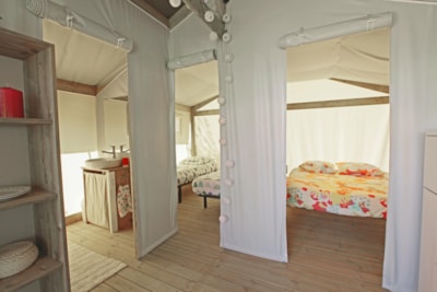 Canvas bungalow 30 m² (2 bedrooms, bathroom and kitchenette) + sheltered terrace