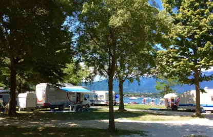 Piazzola A Lago: 1 Auto + Tenda, Roulotte O Camper + Elettricità + Acqua Calda