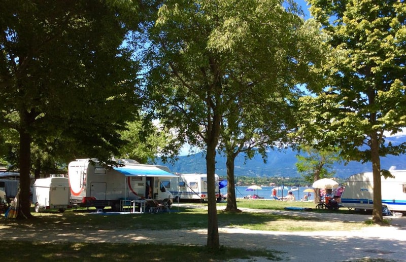 STANDPLAATS NAAR HET MEER: Standplaats + 1 auto + tent, caravan of camper +  elektriciteit + warm water