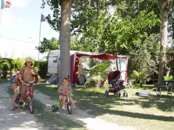 Stellplatz - Stellplatz Wohnwagen 80 À 100 M² - Camping  L'Oasis Palavasienne et Eden camping