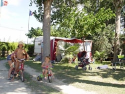 Kampeerplaats(en) - Standplaats Caravan 70 À  90M² - Camping  L'Oasis Palavasienne