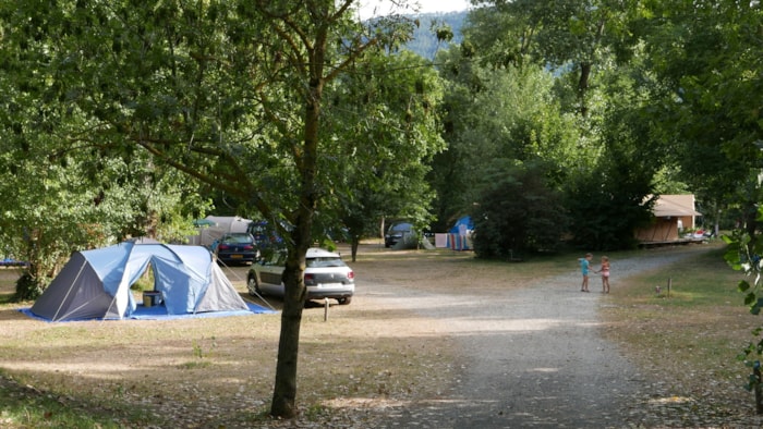 Emplacement : Tente + Électricité (Pas D'accès Voiture)