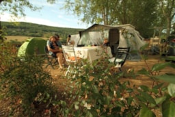 Kampeerplaats(en) - Basisprijs Comfortplaats (1 Tent, Caravan Of Camper / 1 Auto / Elektriciteit ) - Flower Camping du Lac du Causse