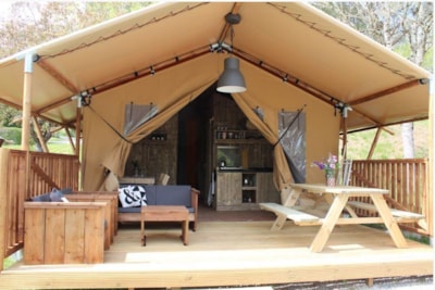 27m² glamping tent (2 bedrooms) + 15m² covered terrace