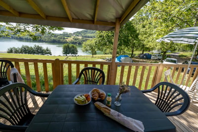 Premium mobile home 35m² (3 bedrooms) + Dishwasher + TV + 6m² semi-covered terrace with lake view