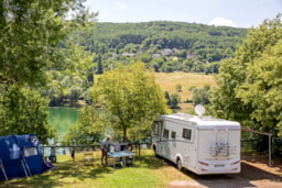 Emplacement - Forfait Confort Vue Sur Lac (Caravane Ou Camping-Car / 1 Voiture / Électricité ) - Flower Camping du Lac du Causse