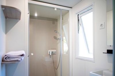 Premium mobile home 29m² (2 bedrooms) + dishwasher + TV + 6m² semi-covered terrace with lake view