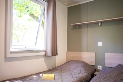 Premium mobile home 29m² (2 bedrooms) + dishwasher + TV + 6m² semi-covered terrace with lake view