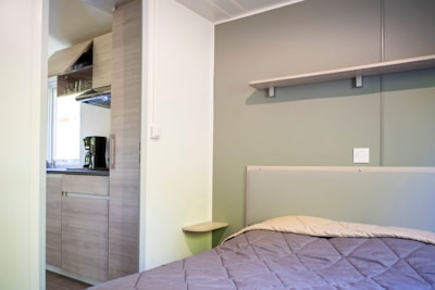 Premium mobile home 35m² (3 bedrooms) + Dishwasher + TV + 6m² semi-covered terrace with lake view
