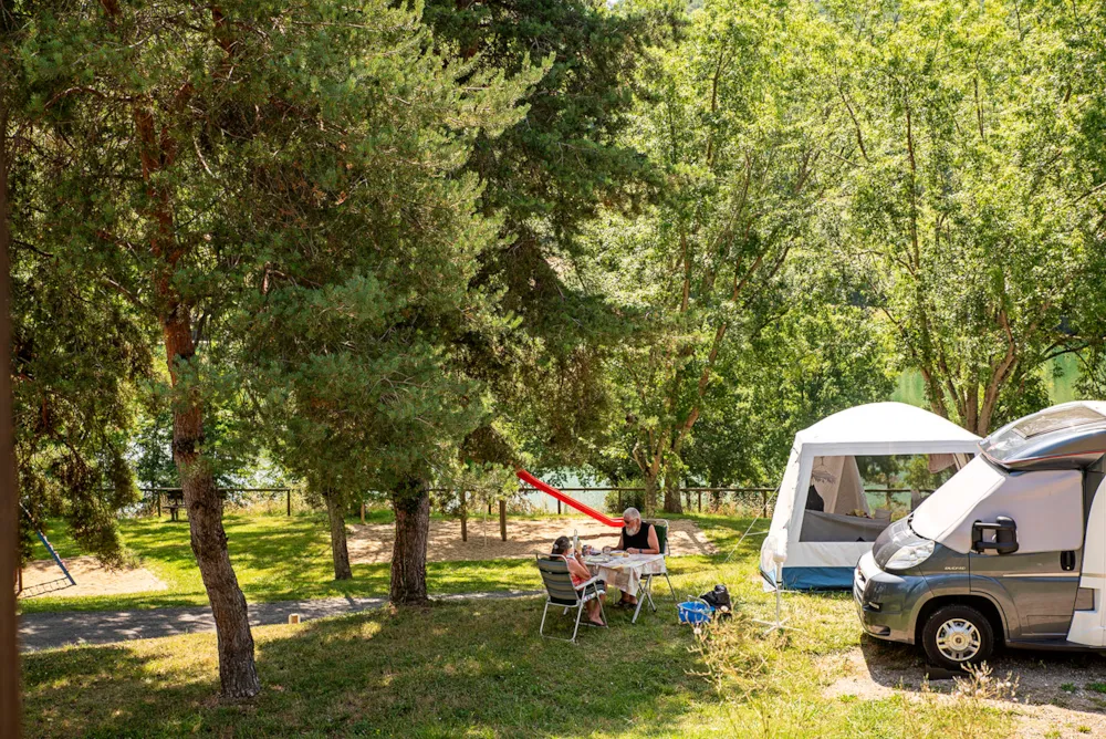 Pitch - Forfait Privilège 2 Pers/ Pique-Nique / Vaisselle / Plancha Avec Électricité (10A) - Flower Camping du Lac du Causse
