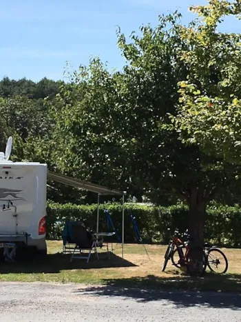 Emplacement - Emplacement Grand-Confort -Caravane Et Camping-Car - Camping Val Vert en Berry