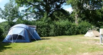 Stellplatz - Pauschale Wanderer Ohne Strom - Flower Camping Val Vert en Berry