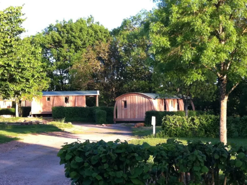 Cabane Standard - 25M² - 1 Chambre + Terrasse Couverte + Tv