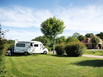 Stellplatz - Stellplatz Privilège (1 Zelt, Wohnwagen,  1 Auto / Strom) + Fließwasser - Flower Camping Val Vert en Berry