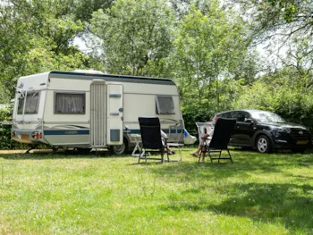 Kampeerplaats(en) - Privilege Formule (1 Tent, Caravan Of  1 Auto / Elektriciteit) + Wateraansluiting - Flower Camping Val Vert en Berry