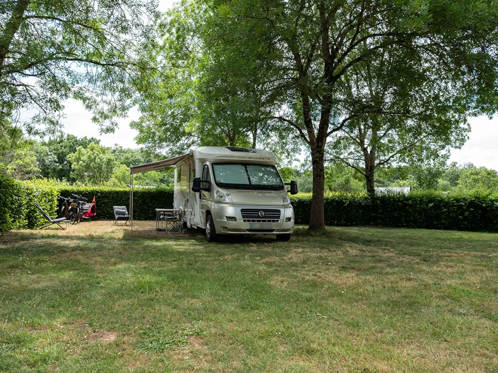 Emplacement - Forfait Confort (Emplacement + Tente Ou Caravane Ou Voiture) Avec Électricité - Flower Camping Val Vert en Berry