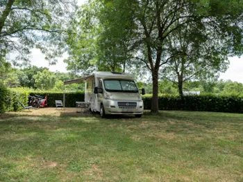 Kampeerplaats(en) - Comfortpakket (Staanplaats + Tent Of Caravan Of Auto) Met Elektriciteit - Flower Camping Val Vert en Berry