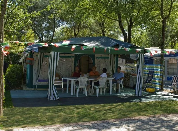 Emplacement  A + 1 Voiture + Tente Ou Caravane + Électricité 8A + Digital Tv + Raccordement Eau Courante / Évacuation