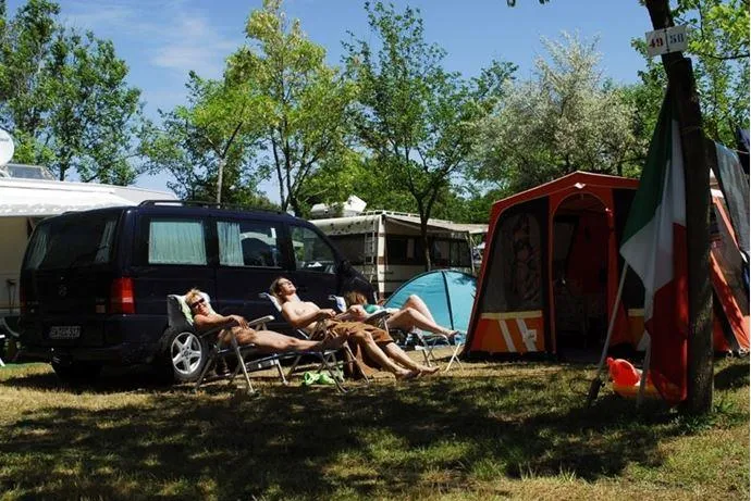 Emplacement  A + 1 Voiture + Tente Ou Caravane + Électricité 8A + Digital Tv + Raccordement Eau Courante / Évacuation