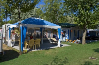 Pitch   A + car + tent or caravan + electricity 8A + digital TV + water and drainage point — 4
