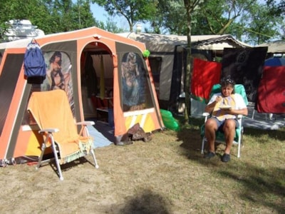 Pitch  B + car + tent or caravan + electricity 6,3A + digital TV+ water and drainage point — 3