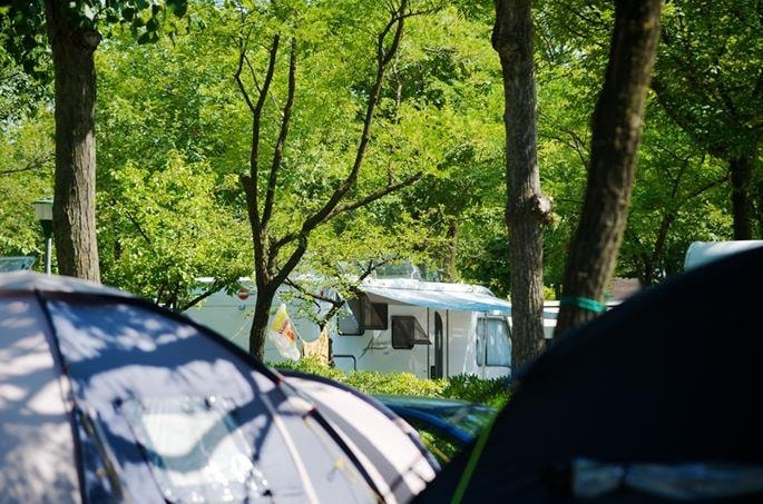 Piazzola   B + Auto + Tenda o Roulotte + Elettricità 6,3A +digital TV+ raccordo all'acqua corrente / scarico