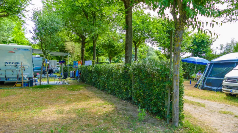 Emplacement  Aplus (Premier Rang) + 1 Voiture + Tente Ou Caravane + Électricité 10A + Digital Tv + Raccordement Eau Courante / Évacuation