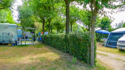 Pitch Aplus (first line) + car + tent or caravan + electricity 10A + digital TV + water and drainage point — 1