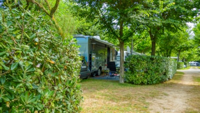 Pitch Aplus (first line) + car + tent or caravan + electricity 10A + digital TV + water and drainage point — 2